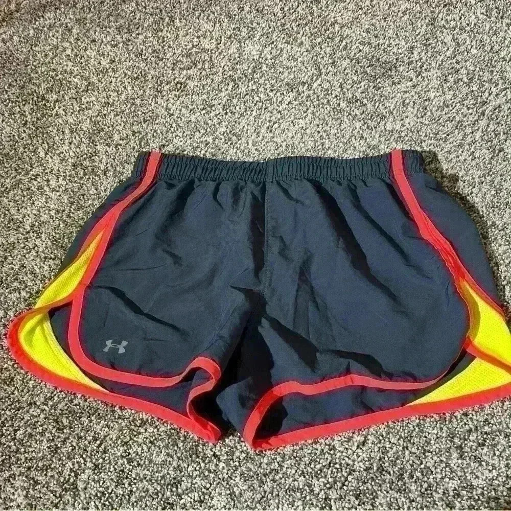 Under Armour Gym Shorts HeatGear Semi-Fitted Lined Athletic Womens Size Small